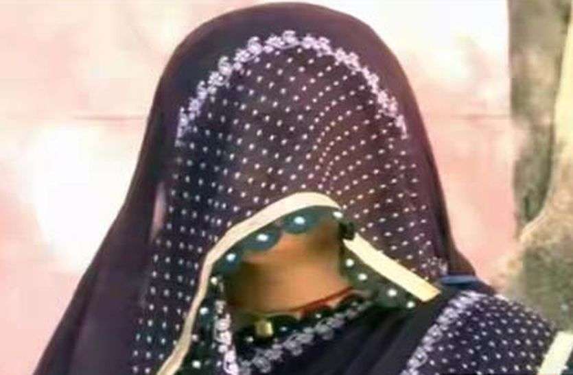 जिले में पीहर गई महिला के साथ बलात्कार का मामला सामने आया है। पीहर गई विवाहिता को अपने घर ले जाकर किया बलात्कार, फिर खुद ही छोड़ गया घर