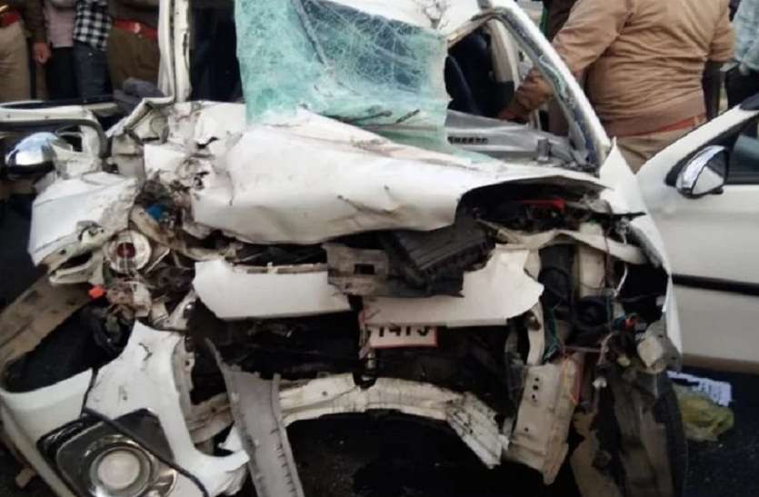 पलक भर में उजड़ गया हंसता खेलता परिवार, अधिकारी समेत चार की मौत पलक भर में उजड़ गया हंसता खेलता परिवार, अधिकारी समेत चार की मौत