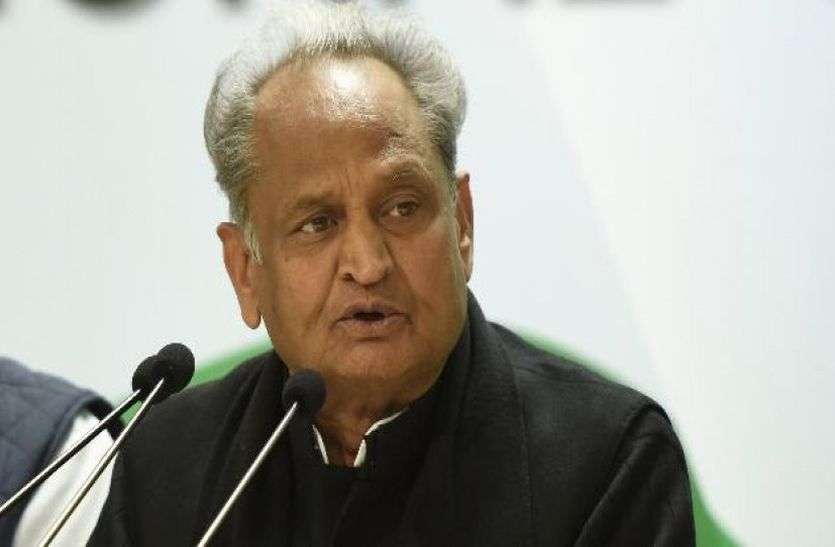 बेरोजगार भत्ते की आस में प्रदेश में बेरोजगारों की संख्या में लगातार इजाफा हो रहा है। कई महीनों से सर्वर की वजह से बेरोजगार युवा पंजीयन नहीं कर पा रहे थे। राजस्थान सरकार का बेरोजगारी भत्ते को लेकर बड़ा ऐलान, युवाओं के लिए है बड़ी खुशखबरी
