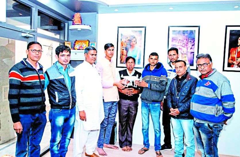 sikar local news दो लाख का सामान देख कर भी नहीं डिगा युवक का ईमान
