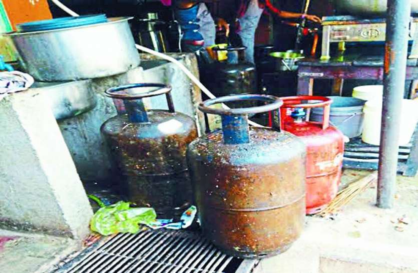 Heavy heavy होटल-रेस्तरां में खपा रहे घरेलू सिलेंडर, खाद्य विभाग की चुप्पी से मिल रहा बढ़ावा