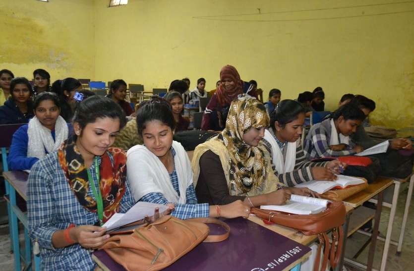 student एग्जाम की डेट आते ही पढ़ाई में जुटे छात्र