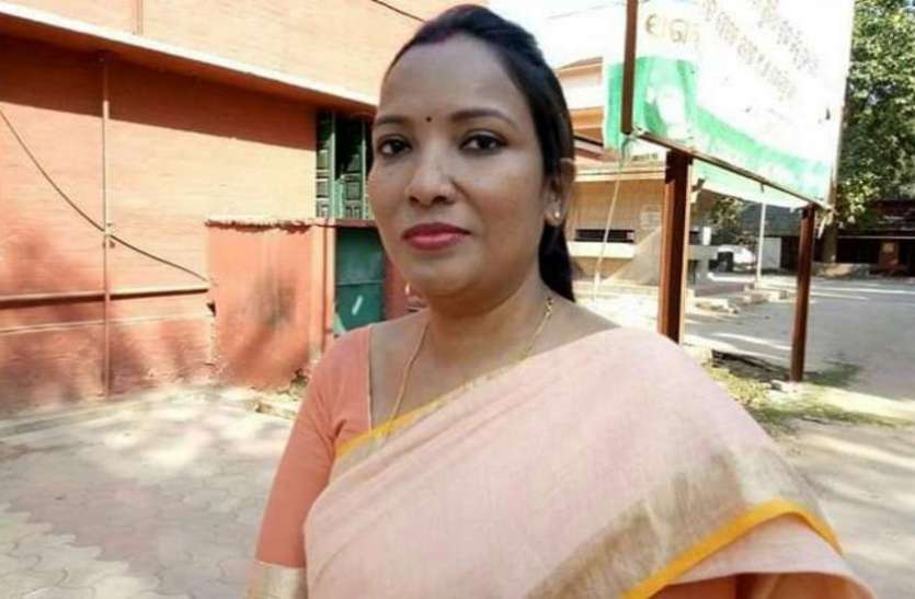 पूर्व मुख्यमंत्री हेमानंद विश्वाल की बेटी सुनीता बिसवाल ओडिशा: राहुल गांधी को झटका, पूर्व सीएम हेमानंद की बेटी सुनीता विसवाल ने कांग्रेस का छोड़ा साथ, BJD में शामिल
