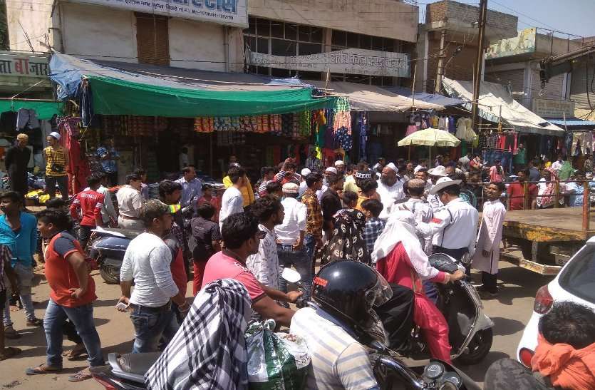 Bhilai patrika कार्रवाई के दौरान व्यापारियों ने की पुलिस से बदसलूकी, क्रेन से जब्त गाडिय़ां जबरिया उतरवाई : देखें वीडियो