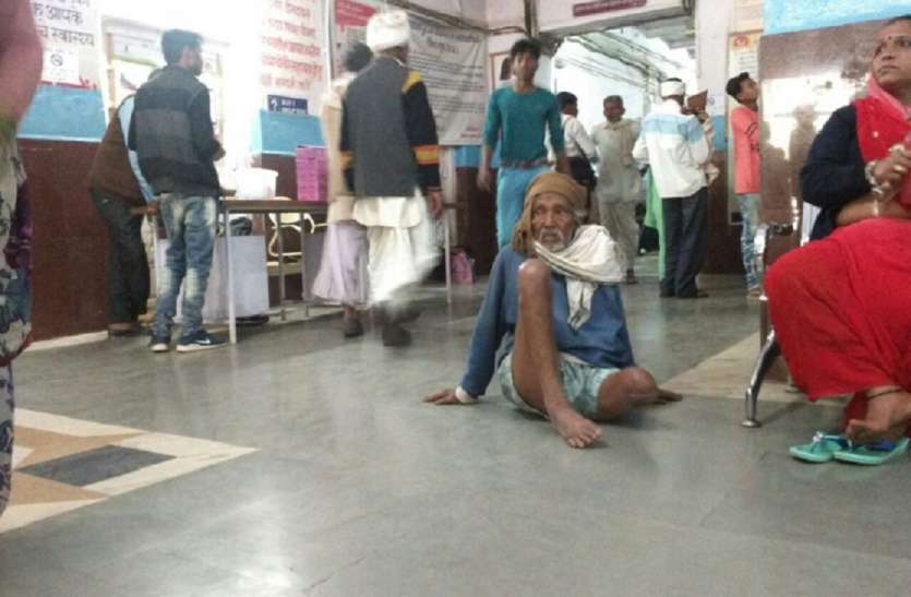 news विकलांग प्रमाण पत्र बनवाना है तो जिला अस्पताल में दिन भर बैठना होगा