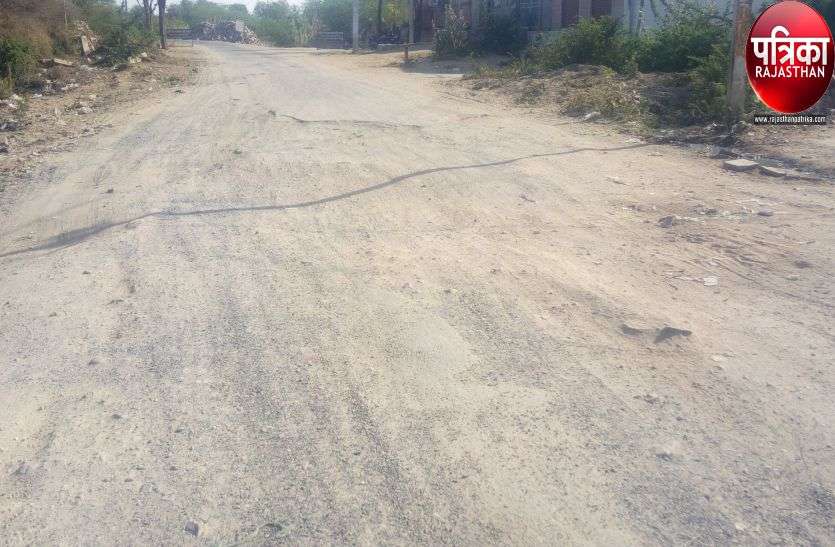 Damage road from Marwad junction to Devli in Pali district कार में बैलगाड़ी का मजा लेना हो तो आइए ‘मारवाड़’
