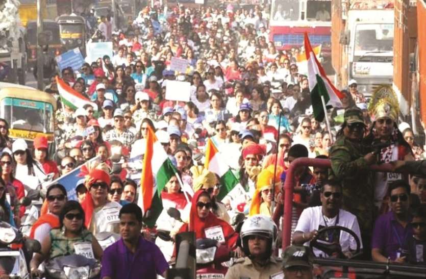 bike rally उत्साह के साथ बाइक रैली में शामिल हुईं महिलाएं
