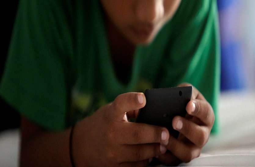 How Indian Parents Developing Digital Addiction In Children - भारतीय  माता-पिता किस तरह छोटे बच्चों में बढ़ा रहे डिजिटल लत, आगे चलकर बच्चों को हो  सकती है ये दिक्कत | Patrika News
