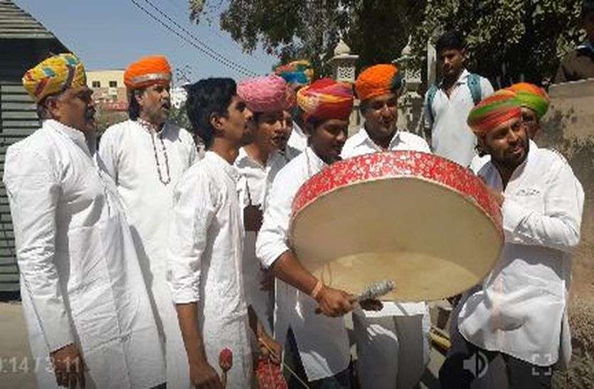 Video : फाग गीतों के साथ गैरियों में छलक रही होली की मस्ती, देखें शानदार गैर धोरों में तीन दिन चलेगी होली की धमाल....और किसान इसलिए होंगे तीन दिन परेशान