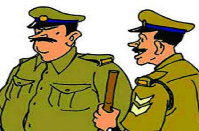 The police followed the youth who took the ganja गस्त करते पुलिस को देख मोटर साइकिल छोड़ भागे दो आरोपी