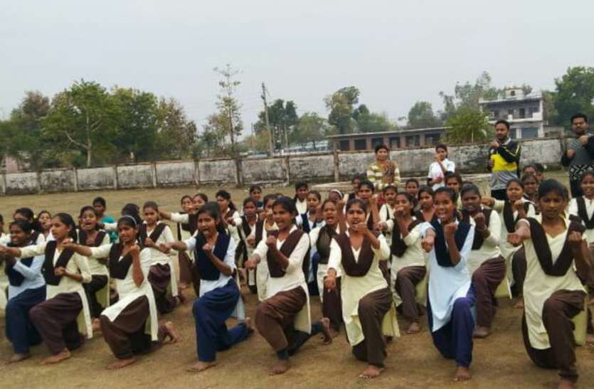 City girls learned karate tricks of self defense सिटी गर्ल्स ने सीखा आत्मरक्षा के गुर