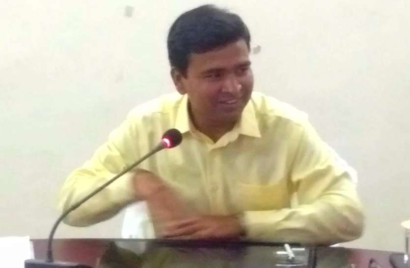 DM Surendr Singh बोले डीएम वाराणसी, साड़ी-कपड़ा, पैसे ही नहीं, घड़ी-रेडियो बांटने पर भी होगी कार्रवाई