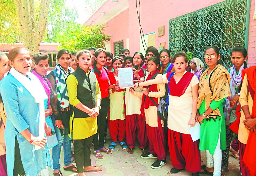 छात्राओं का फूटा गुस्सा, फिर जानिए क्या हुआ छात्राओं का फूटा गुस्सा, फिर जानिए क्या हुआ