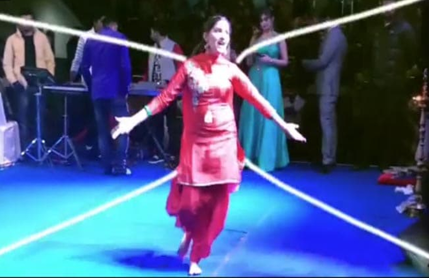 Sapna Choudhary New Dance On Goli Chal Javegi Video Watch On Online जब स्टेज पर अचानक डांस 