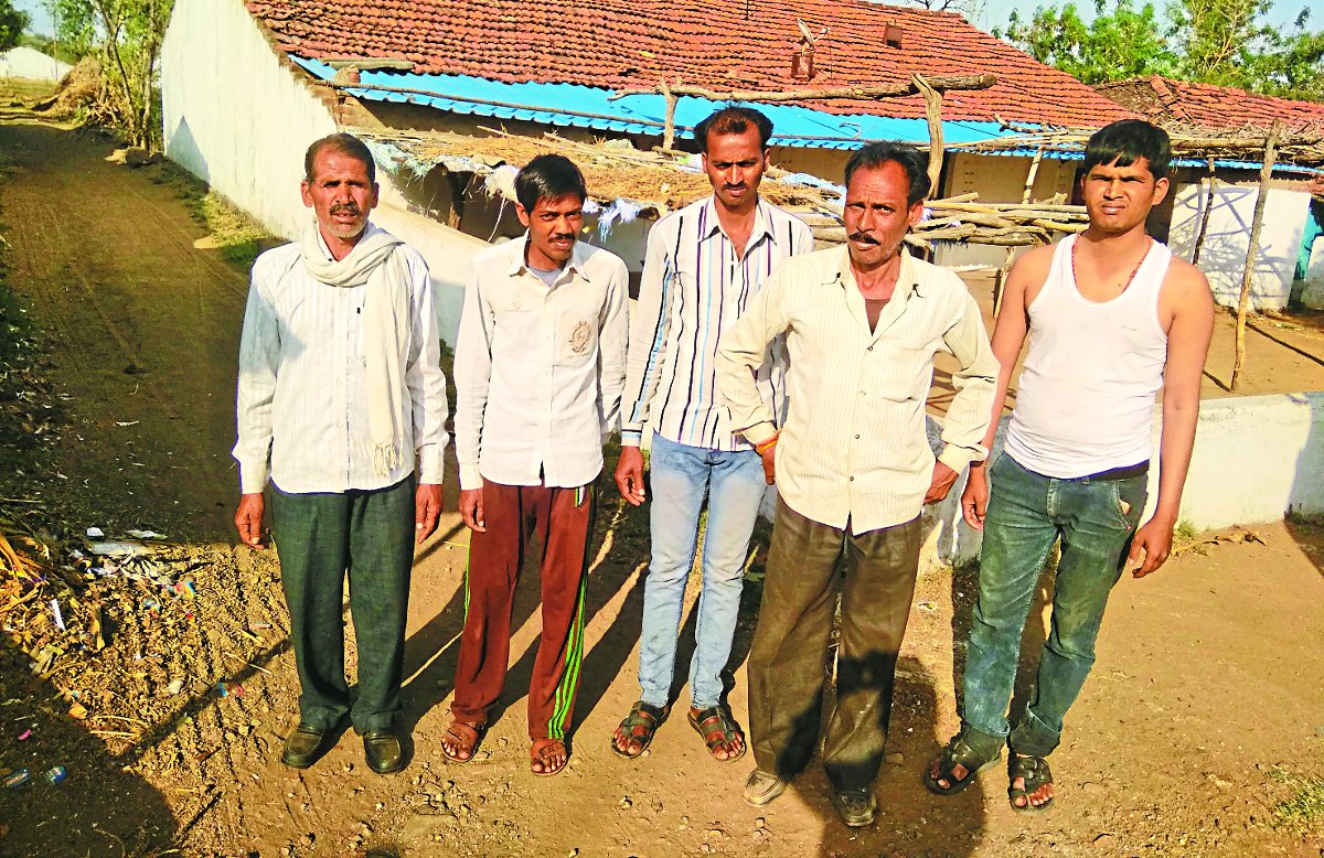 Negligence in the survey of crops मुख्यमंत्री के जिले में किसानों से छलावा, सर्वे के नाम पर की खानापूर्ति