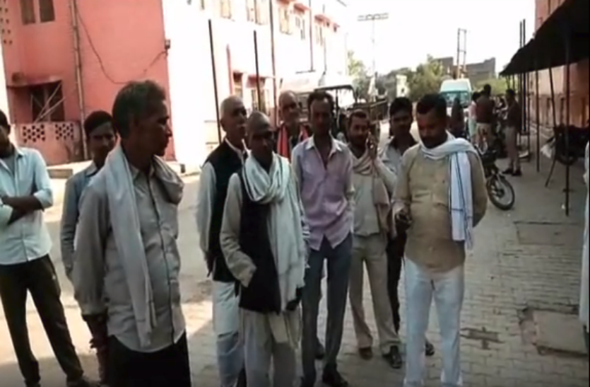 A man Died From electricity Crrunt सरकारी हैंडपंप सुधारते समय अचानक लगा करंट, एक की मौत, एक घायल