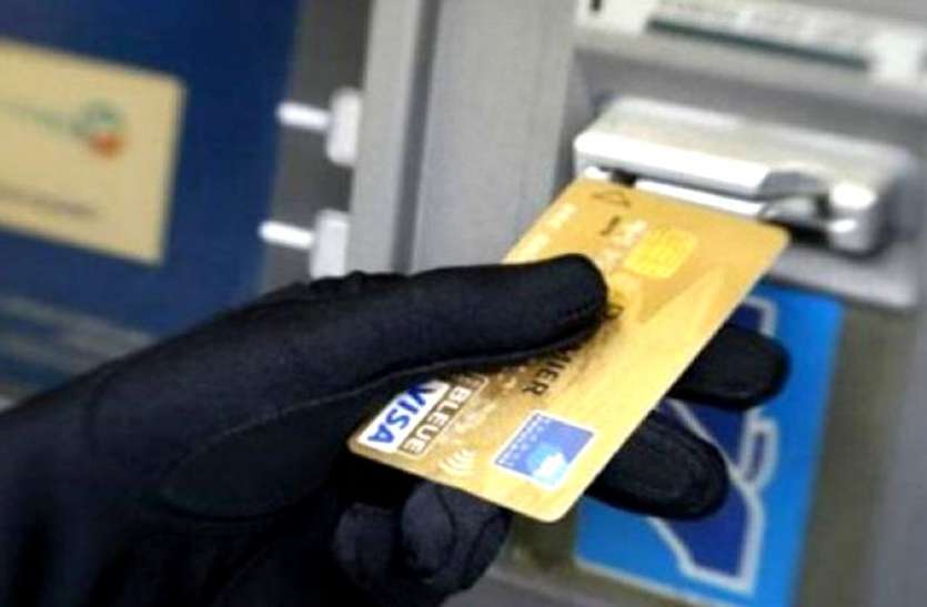 card मदद करने के बहाने बदला डेबिट कार्ड और पूरा खाता कर दिया साफ