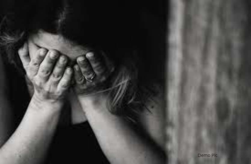 Married man cheats girl टीचर ने शादीशुदा होने की बात छिपाई और युवती को प्रेम जाल में फंसाकर किया दुष्कर्म