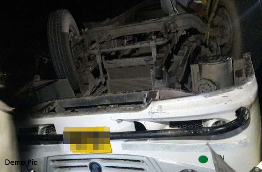 latest accident news पेड़ से टकराई बारातियों से भरी बस, हादसे में ड्राइवर की मौत, 8 की हालत गंभीर