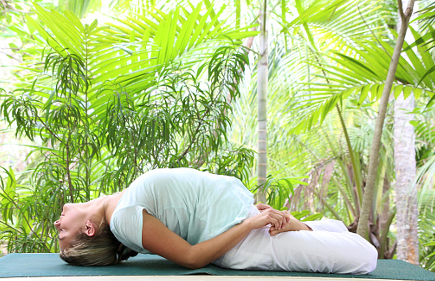 Matsyasana कमर या गले की समस्या दूर करें मत्स्यासन