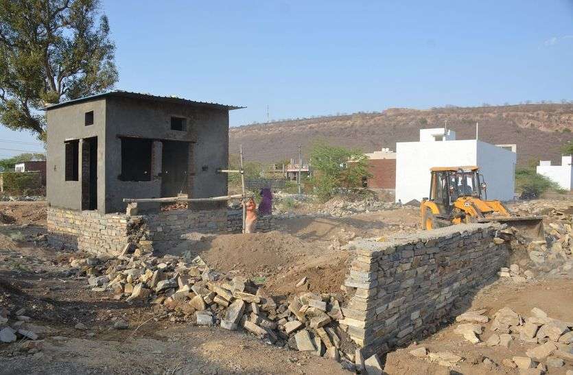 chittorgarh जेसीबी का पंजा अतिक्रमण पर चला, ढहाया दिवारों को