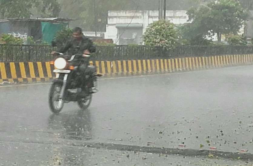 weather update,weather news,heavy rain in mp,heavy rain in india,weather news in hindi,heavy rain in jabalpur,latest weather news in hindi today, मध्यप्रदेश के इस शहर में हो रही मूसलाधार बारिश, मौसम विभाग ने जारी किया अलर्ट