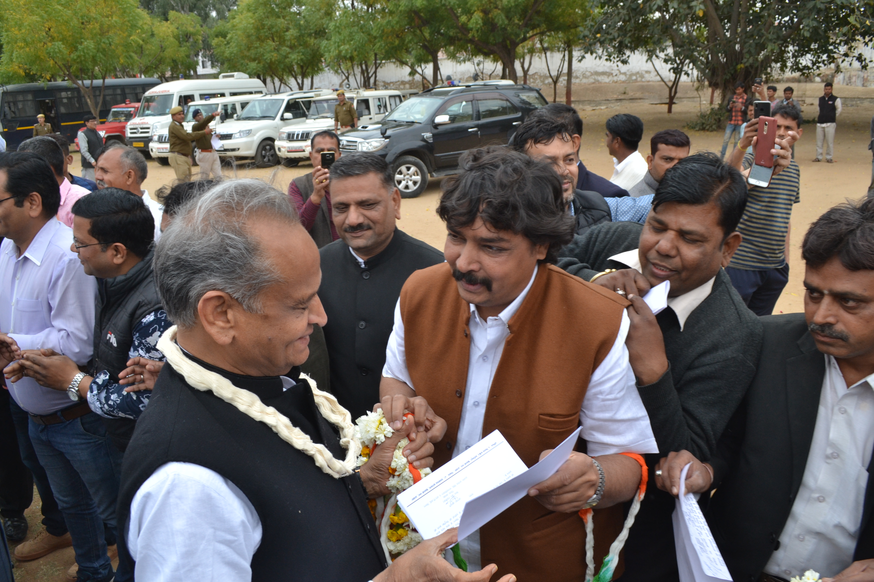 advoates meet gehlot गहलोत से बोले वकील..अभी तक भाजपाई टिके हैं यहां, कब नंबर आएगा हमारा