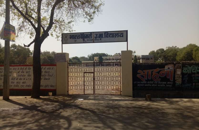 patrika परीक्षा देने पहुंचे विद्यार्थियों के दो पहिया वाहनों की डिक्की तोड़कर 26 मोबाइल ले गए
