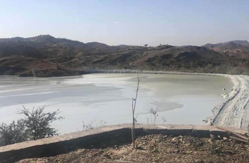 udaipur गर्मी में बर्फ से दिखने वाले इस दलदल को देखकर आप चौकिएगा नहीं: स्लरी डंपिंग यार्ड को हराभरा बनाने की कवायद