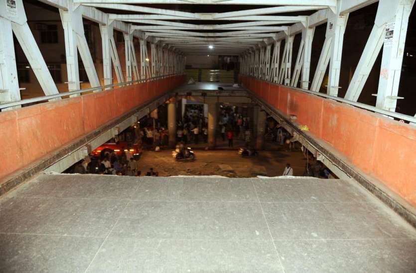 bridge collapse मुंबई ब्रिज हादस: रेलवे और BMC अधिकारियों के खिलाफ FIR दर्ज