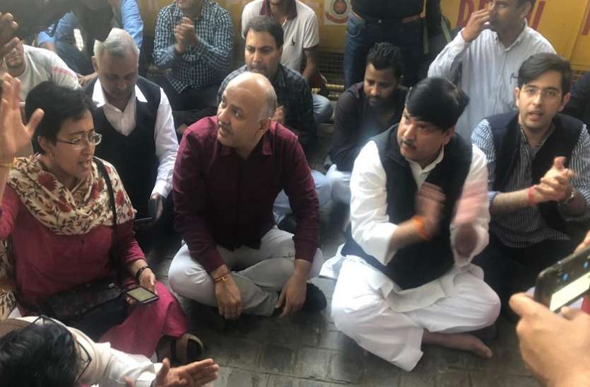 AAP leaders चुनाव आयोग के दफ्तर में पहुंचे AAP के नेता, दिल्ली पुलिस पर BJP से मिलीभगत का लगाया आरोप