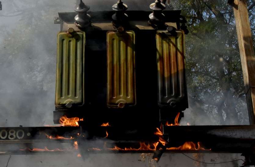 patrika रतलाम:- ट्रांसफार्मर में अचानक लगी आग।