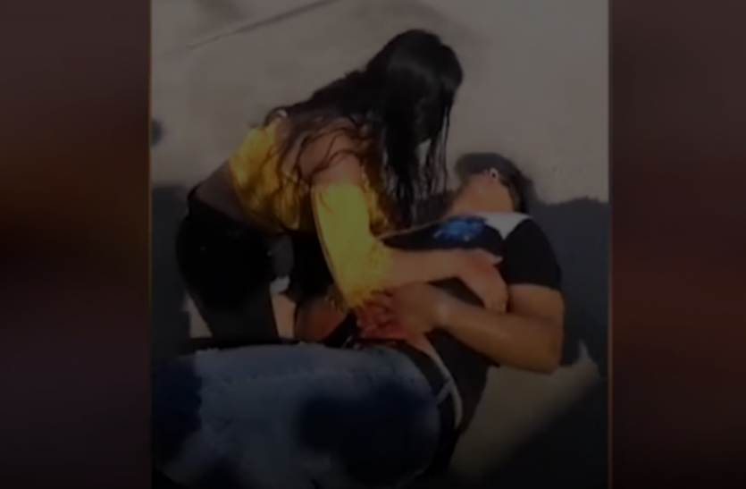 girlfriend attacks boyfriend गुस्से में आयी गर्लफ्रेंड ने पहले मारा चाकू, जब ज़मीन पर गिरा बॉयफ्रेंड तो कहने लगी ये बात