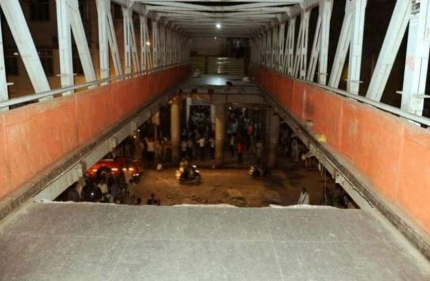 Mumbai Bridge Collapse मुंबई ब्रिज हादसा: आज हटाया जाएगा पुल का बचा हुआ हिस्सा, 24 घंटे के भीतर रिपोर्ट सौंपने का आदेश