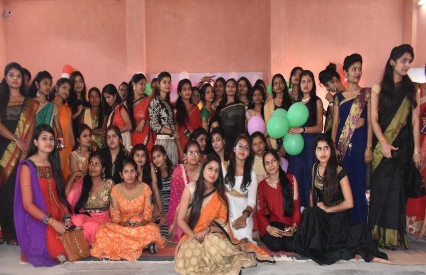 The Fairway Party to Seniors at Girls College गर्ल्स कॉलेज में सीनियर्स को दी फेयरवेल पार्टी