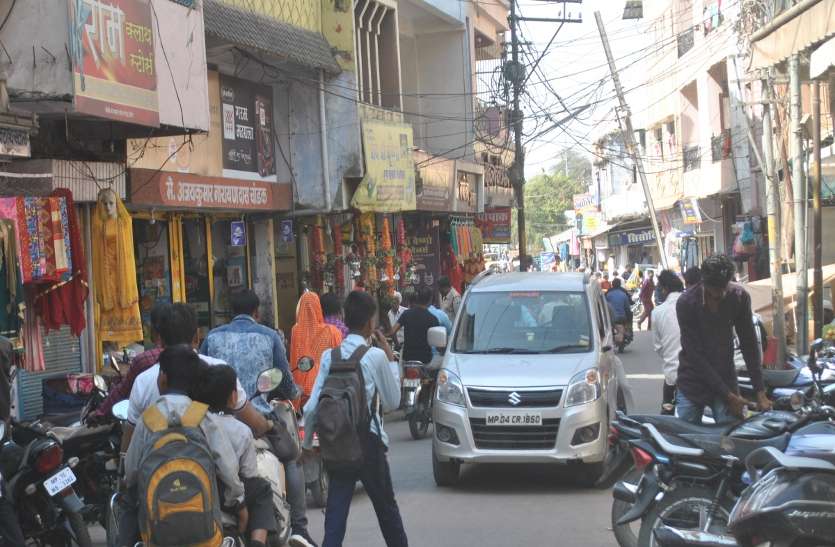 news नो-एंट्री में घूम रहे चारपहिया वाहन: त्योहार के समय बाजार में ग्राहक हो रहे परेशान