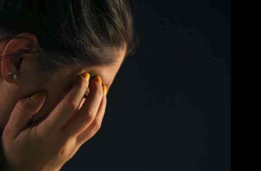 The constables accused of assaulting woman, case registered. थाने में पुरूष कांस्टेबलों ने महिला की लात—घूंसों से की पिटाई, नहीं आया तरस...