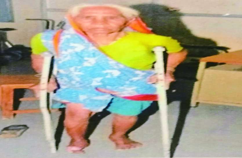 patrika ट्रेन हादसे में पैर कटा, इलाज में झोपड़ी बिकी पर न्याय की थी आस, काले कोर्ट ने थामा हाथ तो बुजुर्ग महिला के सामने झुकना पड़ा रेलवे को