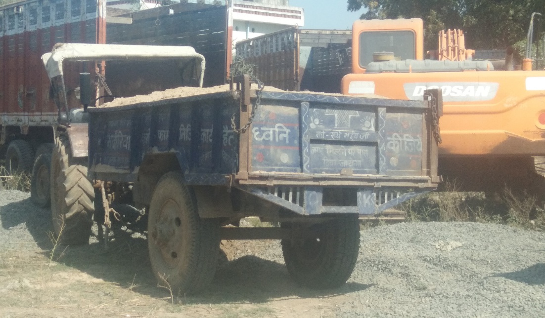 tractor, seized Chambal, Mafia, bhind news, bhind news in hindi, bhind news in hindi mp छापामार दल की भनक लगते ही चंबल घाट से भागे माफिया, एक टै्रक्टर जब्त