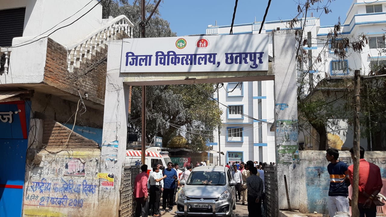 जिले के इस अस्पताल में है मरहम पट्टी का टोटा, ये करते हें मरीज जिले के इस अस्पताल में है मरहम पट्टी का टोटा, ये करते हें मरीज