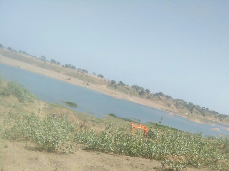 खनिज विभाग ने की परई रेत खदान में छापामार कार्रवाई खनिज विभाग ने की परई रेत खदान में छापामार कार्रवाई
