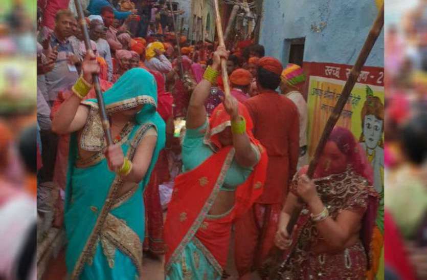 Holi 2019 बरसाना में लाठी तो यहां 437 साल से हुरियारों पर बरस रहे हैं कोड़े, ये है बृज का हुरंगा