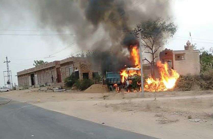 Bike rider dies due to dumper, angry villagers fire on dumper Breaking News : डम्पर की चपेट में आने से बाइक सवार की मौत, गुस्साए ग्रामीणों ने फूंका डम्पर