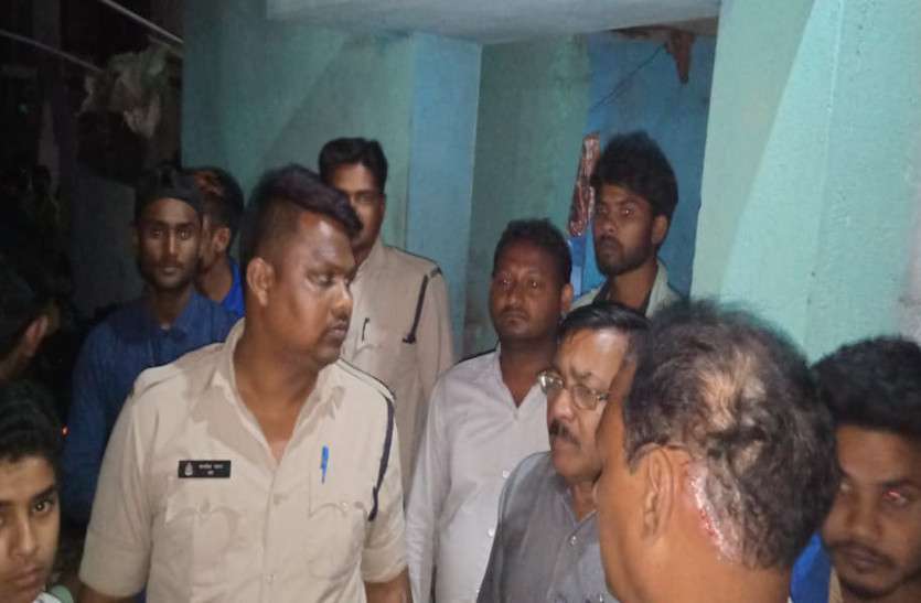 रात होते ही आसमान से बरसते हैं पत्थर, कई हो चुके घायल, पूरे मोहल्ले में चलती है खोजबीन, लेकिन नहीं मिलते पत्थरबाज
