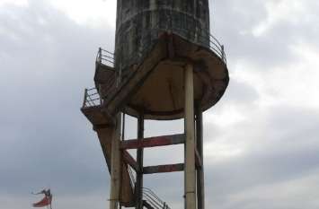 Seepage in tank, handpumps also closed आठ साल से पानी टंकी फेल, बिगड़े हैंडपंपों ने बढ़ाई परेशानी : देखें वीडियो