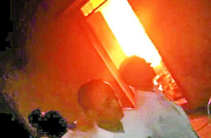 patrika हाईस्कूल में आग, फायर फाइटर ने की आने में देरी, मची अफरा-तफरी
