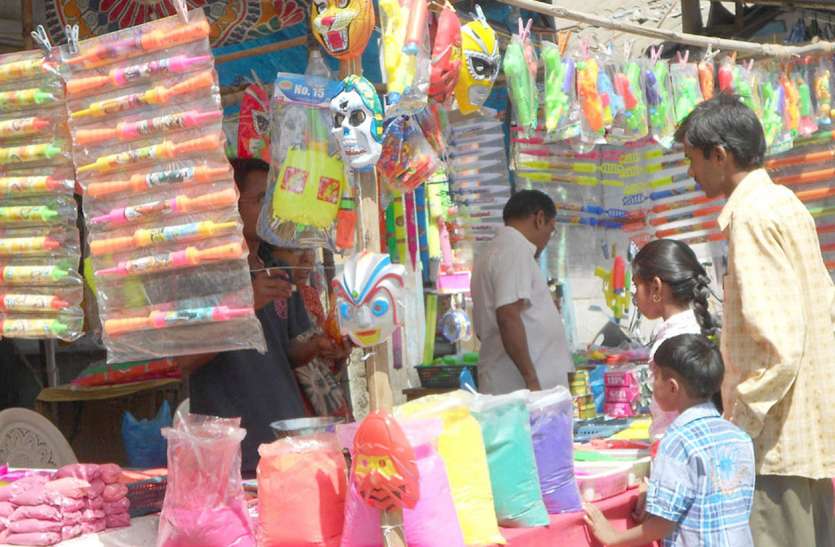 patrika पिचकारियों एवं रंगों से सजे बाजार