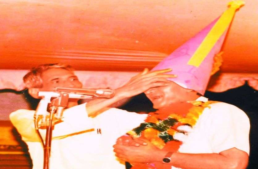 महामूर्ख सम्मेलन में विजेता को टोपी पहनाते लोग। गंगापुर में होता था मूर्खों का सम्मेलन