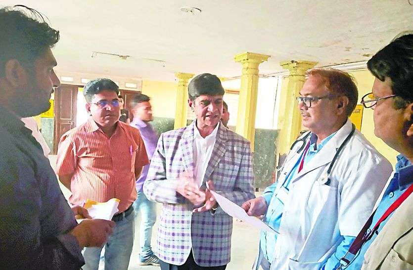 मरीजों से जानकारी लेते जिला कलक्टर। सफाई व्यवस्था दुरस्त नहीं होने पर कलक्टर ने जताई नाराजगी