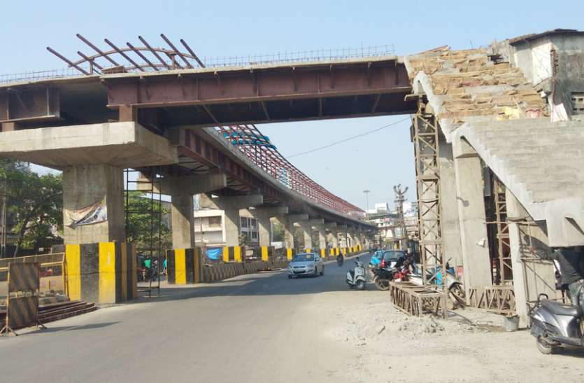patrika टोकरखाड़ा स्काई ब्रिज का कार्य कछुआ गति से